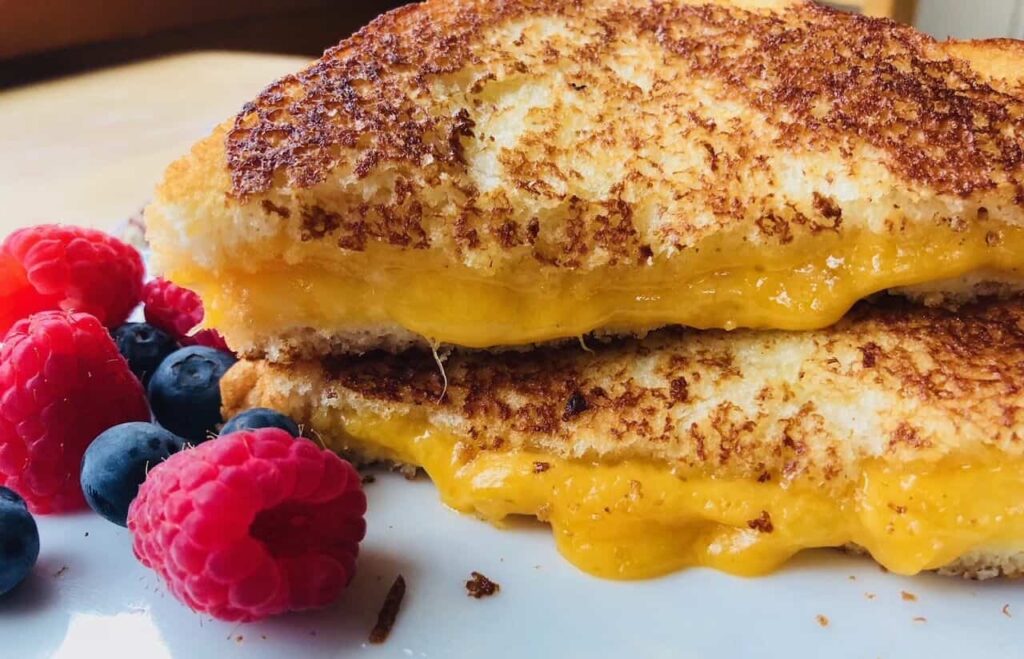 Who doesn't LOVE a classic grilled cheese sandwich???