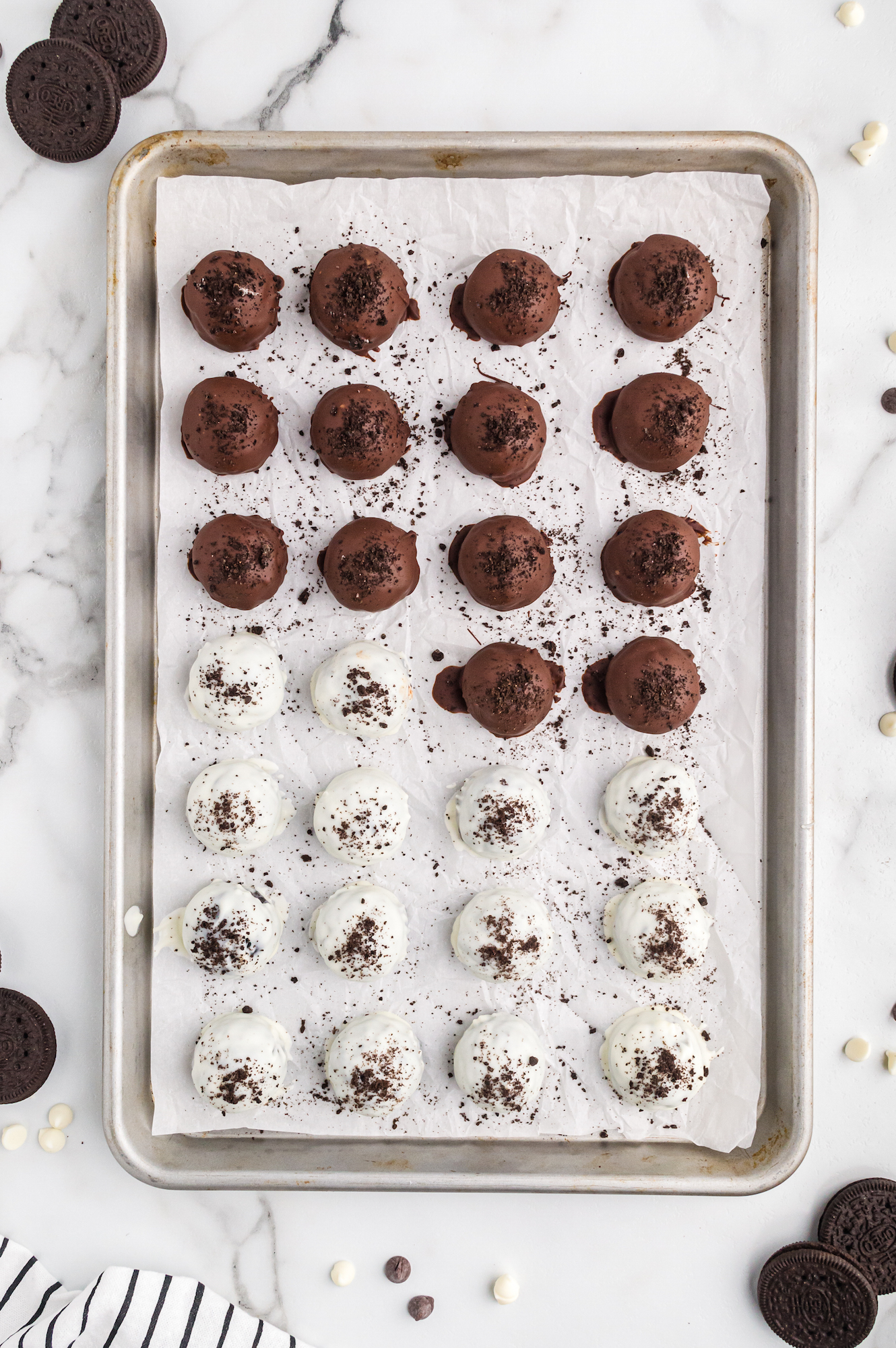 A tray full of no bake oreo balls.