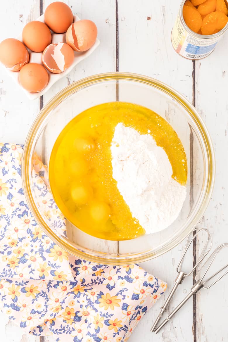 Eggs, cake mix and oil in a bowl before beating until smooth.