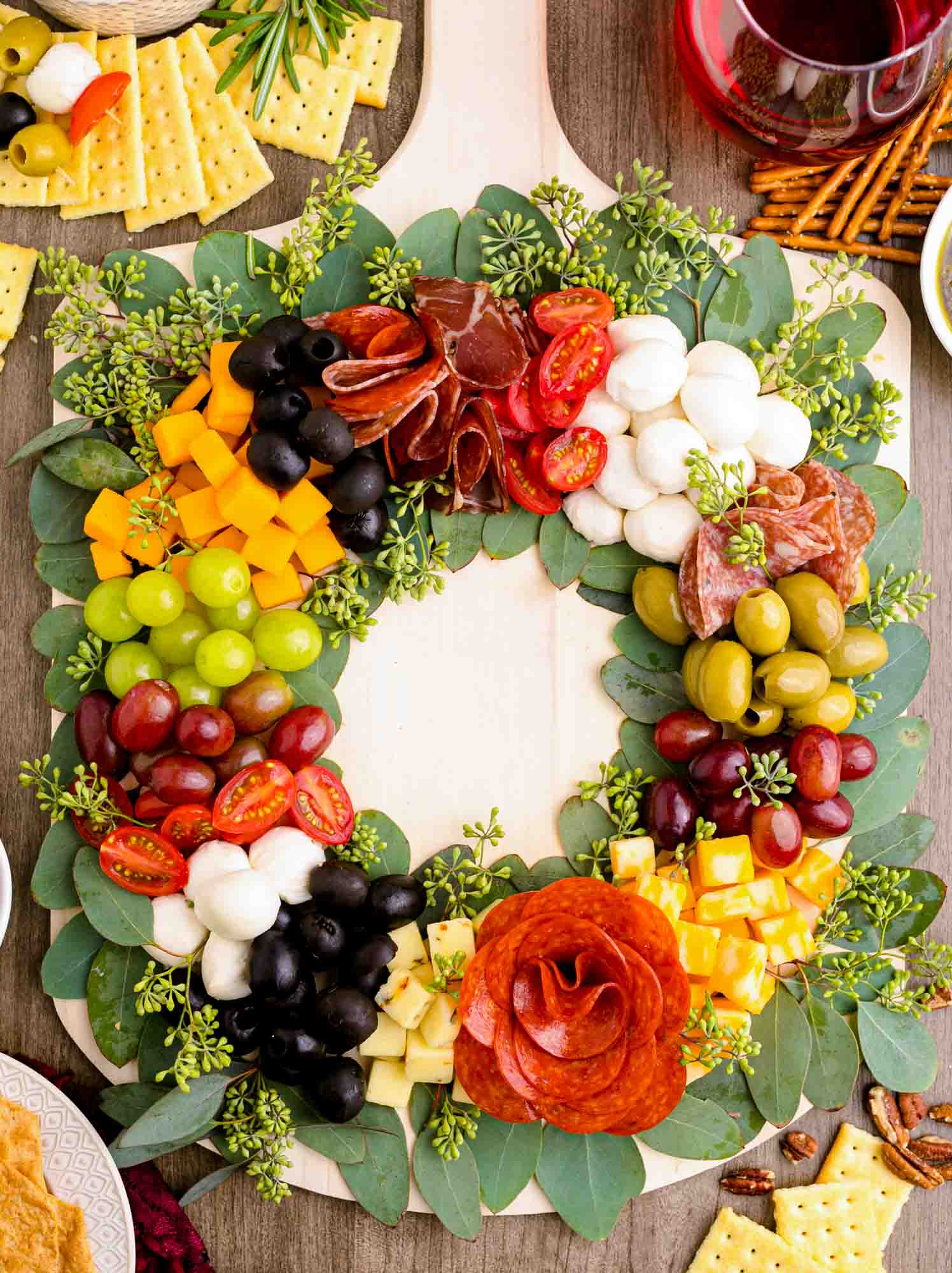 Meat, cheese and fruit in a wreath.