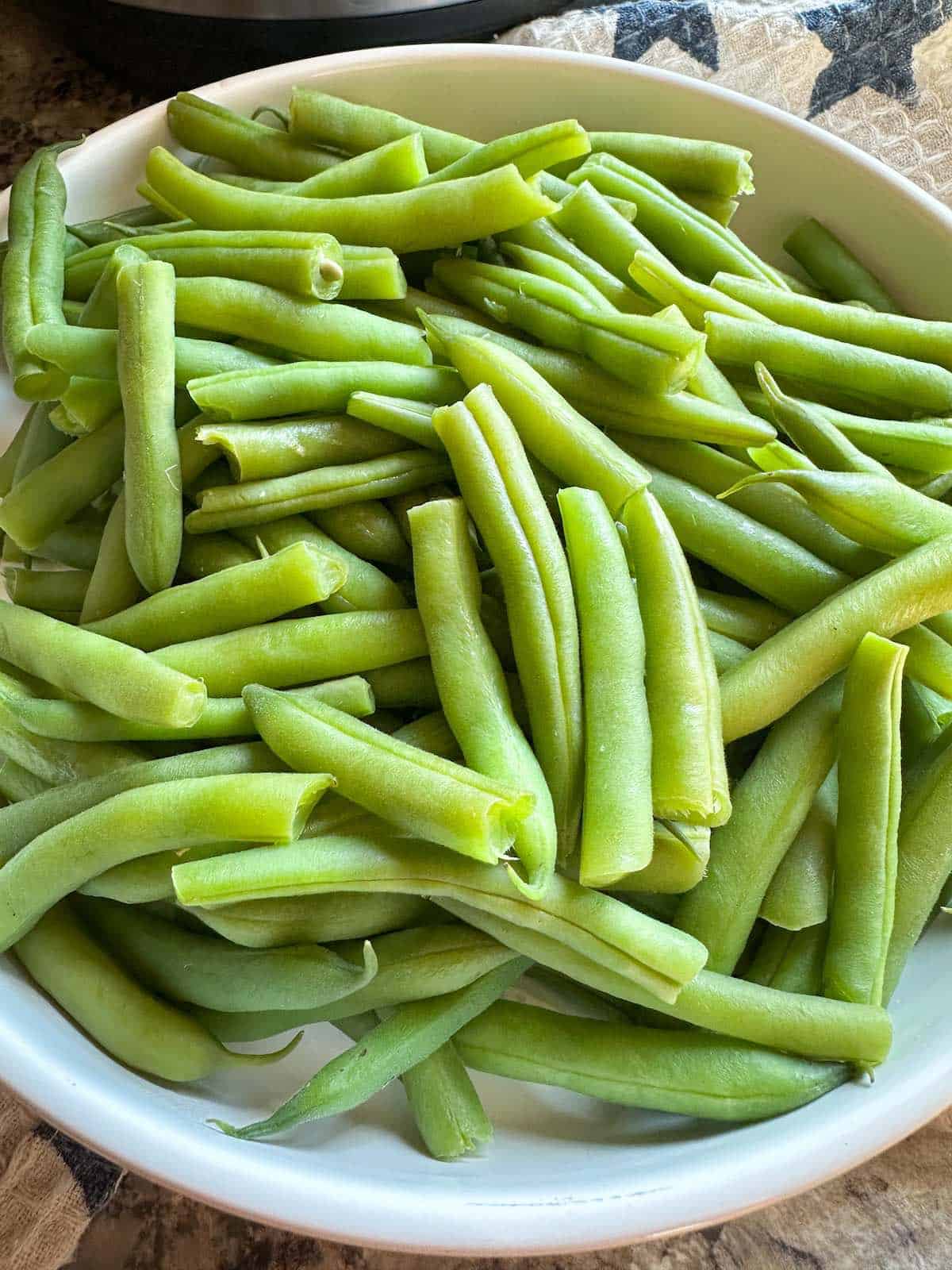 A bowl of cooked green beans.