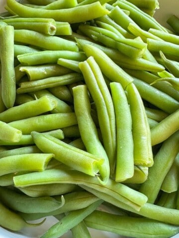 Cooked green beans.