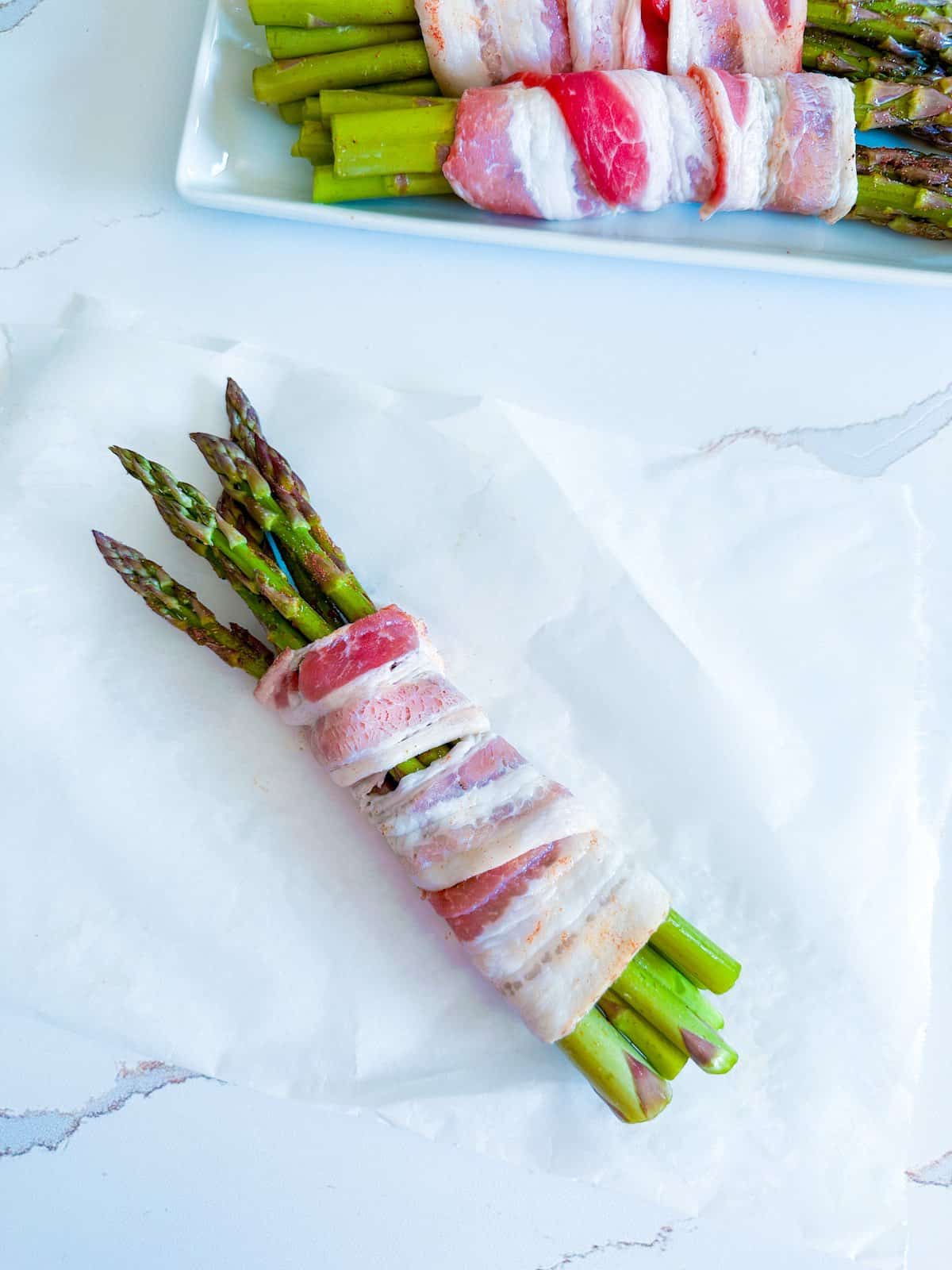 A bundle of asparagus spears wrapped in bacon.