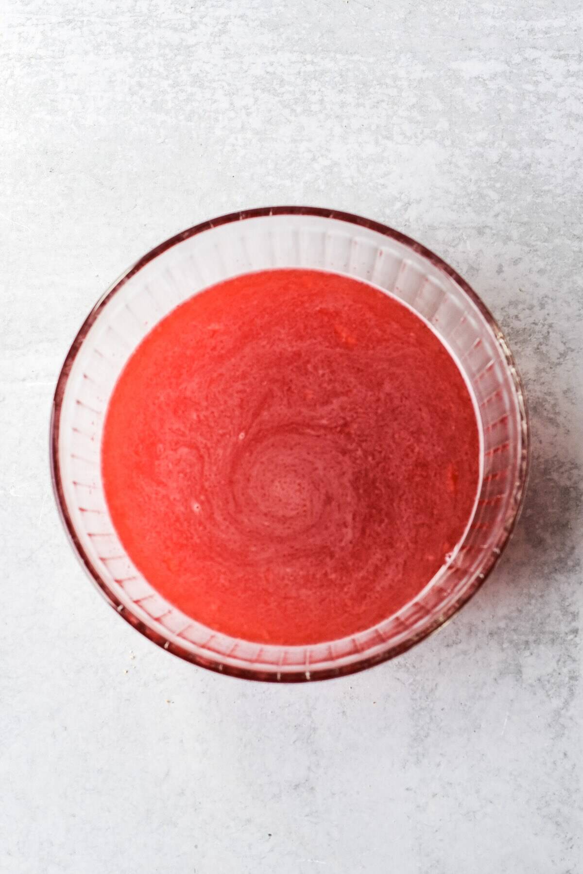 Strawberry geletin mixed with pineapple juice for refrigerator while waiting to cool.