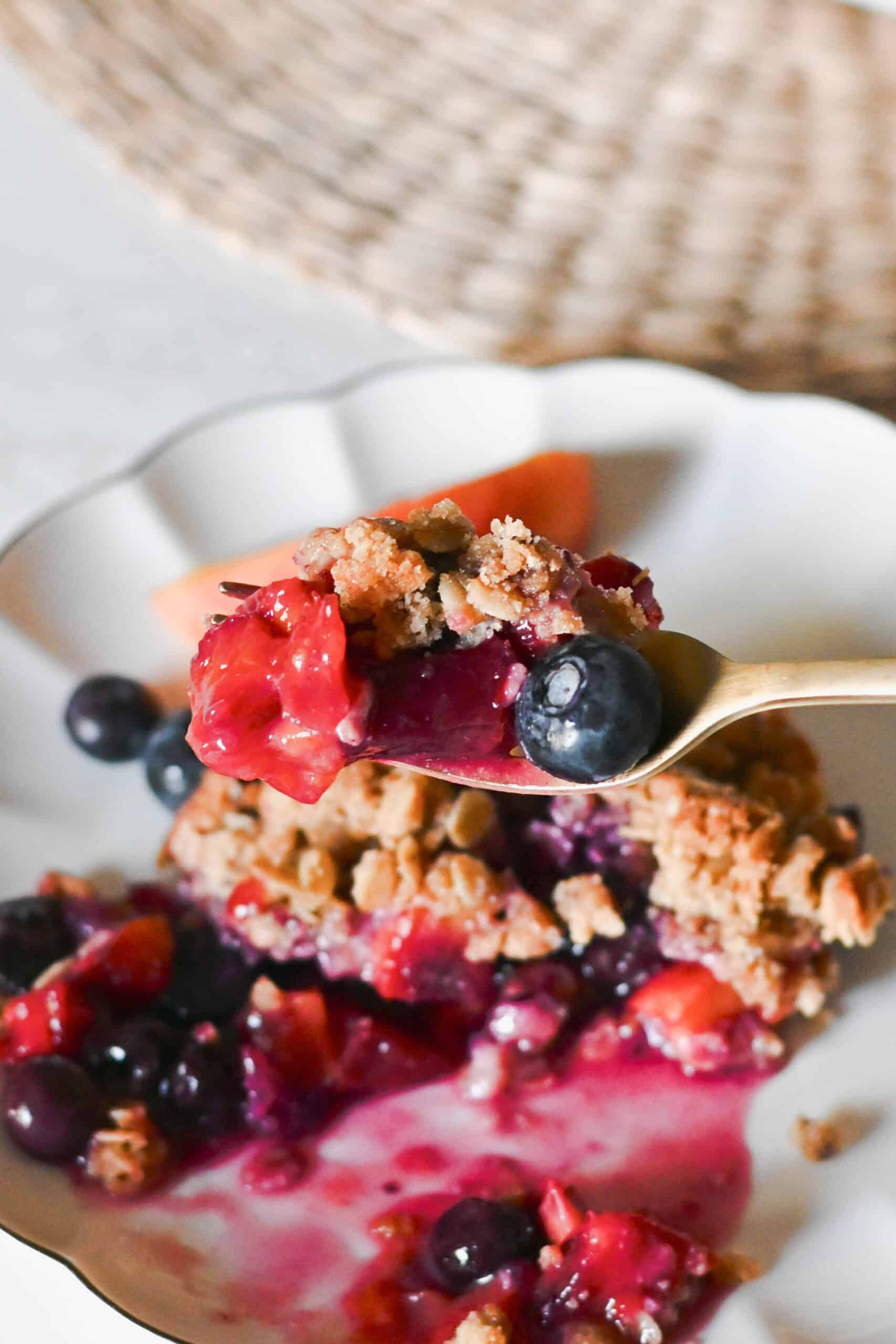 A bite of blueberry peach crisp on a fork.